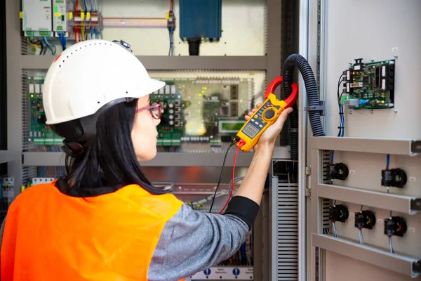 Junge Wartungsingenieurin Testet Spannung Mit Digitalem Multimeter — Stockfoto