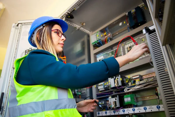 Junge Wartungsingenieurin Testet Spannung Mit Digitalem Multimeter — Stockfoto