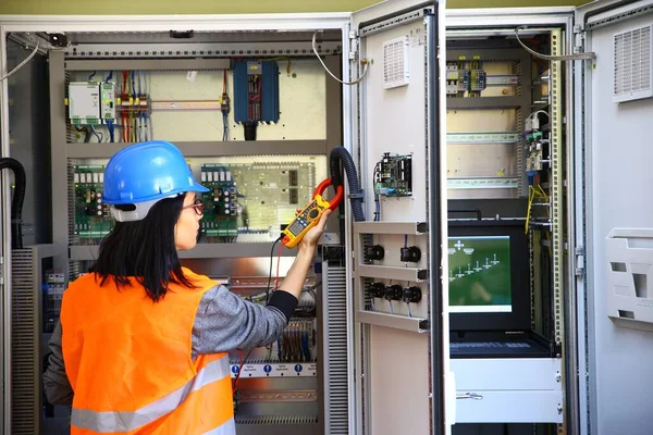 Junge Wartungsingenieurin Testet Spannung Mit Digitalem Multimeter — Stockfoto