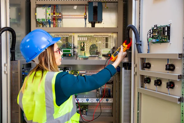 Junge Wartungsingenieurin Testet Spannung Mit Digitalem Multimeter — Stockfoto