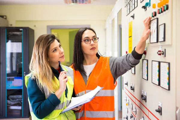 Професійні Промислові Інженери Жінки Працюють Підстанції Електроенергії — стокове фото