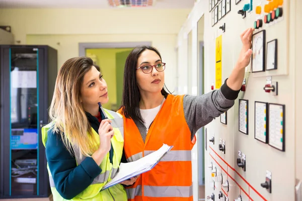 Berufstätige Wirtschaftsingenieurinnen Arbeiten Umspannwerk — Stockfoto