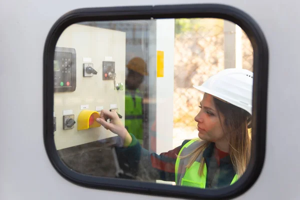 Retrato Joven Empresaria Que Controla Panel Industrial Fábrica Máquina Botón — Foto de Stock