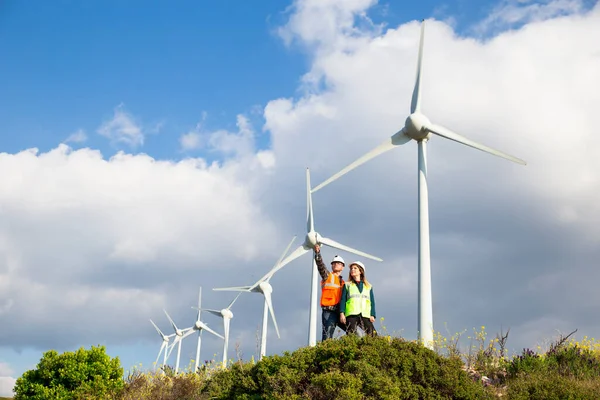 Ingenieros Jóvenes Que Buscan Comprueban Aerogeneradores Campo — Foto de Stock