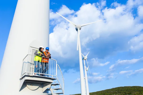 风力发电厂风力涡轮机工程师 — 图库照片