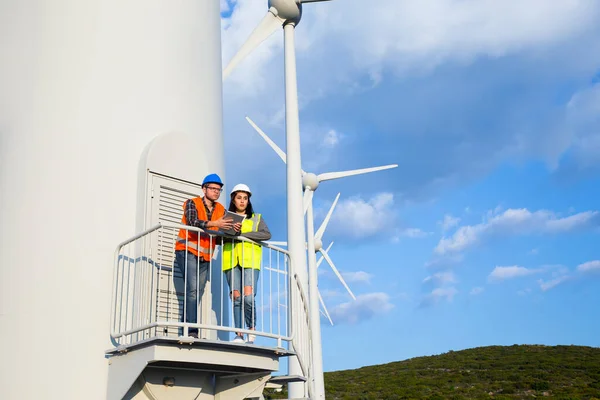 Retrato Ingenieros Mantenimiento Trabajando Turbinas Eólicas Parques Eólicos — Foto de Stock