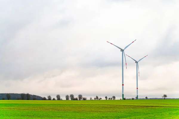 Pradera Verde Con Dos Turbinas Eólicas Generando Electricidad — Foto de Stock