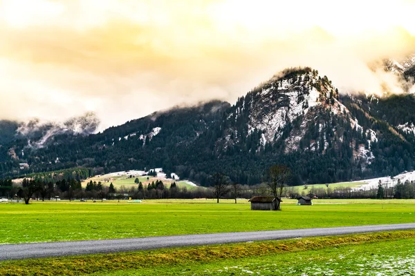 Alpine Landschaft Einem Nebligen Wintertag — Stockfoto