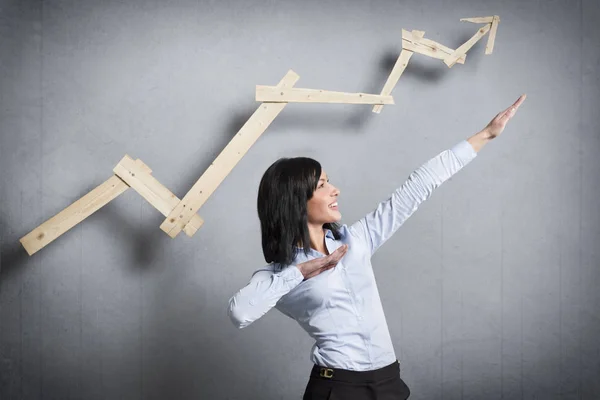 Empresária excitada na frente de apontar para cima gráfico de negócios . — Fotografia de Stock