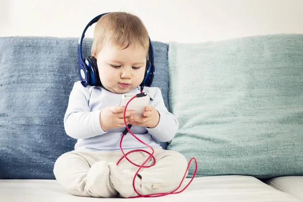 El iPhone ile kulaklıkları müzik dinleme bebek çocuk.