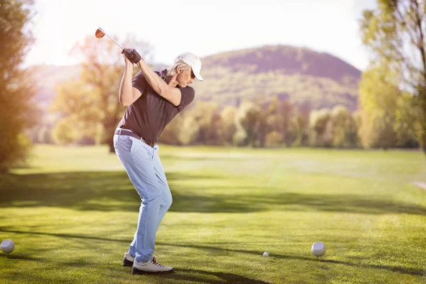 Velho balançando clube de golfe . — Fotografia de Stock