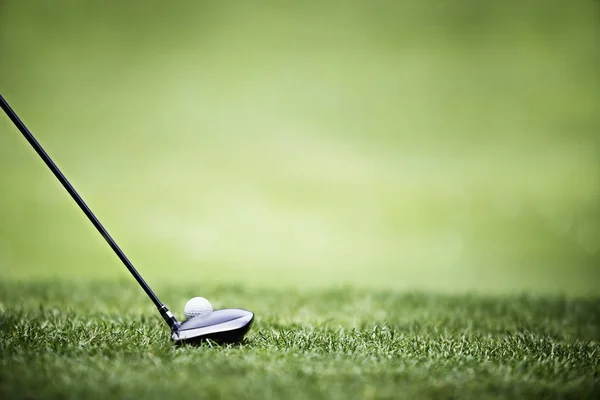 Golf bakgrund med föraren och bollen. — Stockfoto