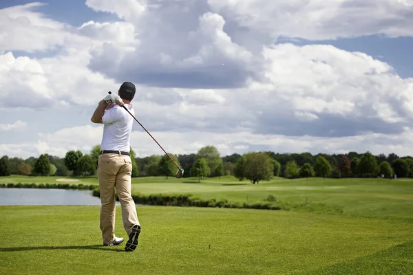 Teeing Golf-lejátszó — Stock Fotó