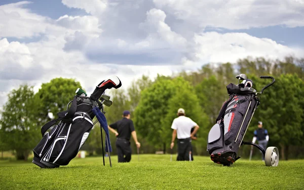 Torby golfowe z grupą graczy — Zdjęcie stockowe
