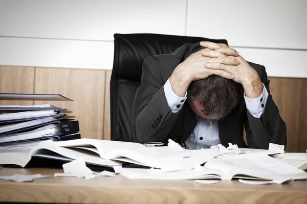 Empresário frustrado sobrecarregado de trabalho . — Fotografia de Stock