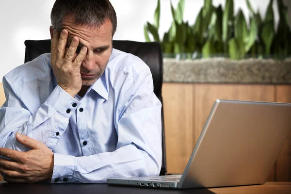 Uomo d'affari frustrato a computer portatile . — Foto Stock