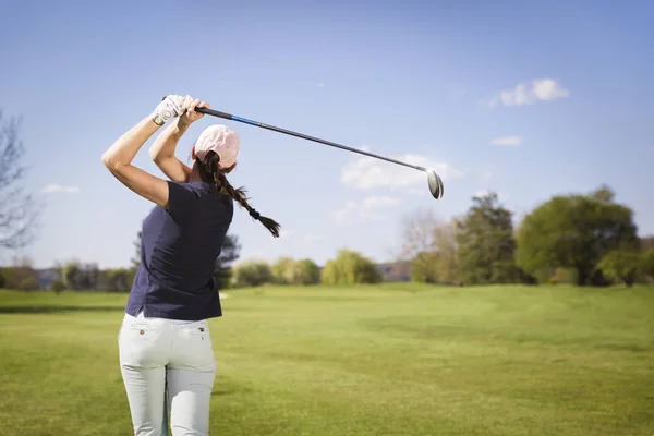 Mujer jugador de golf teeing off . —  Fotos de Stock