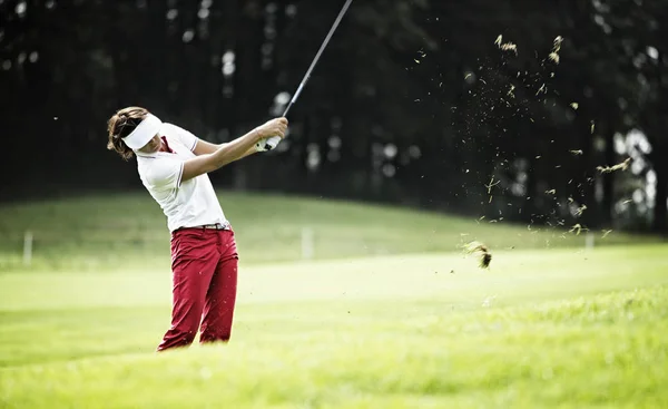 Mulher lançando no campo de golfe . — Fotografia de Stock