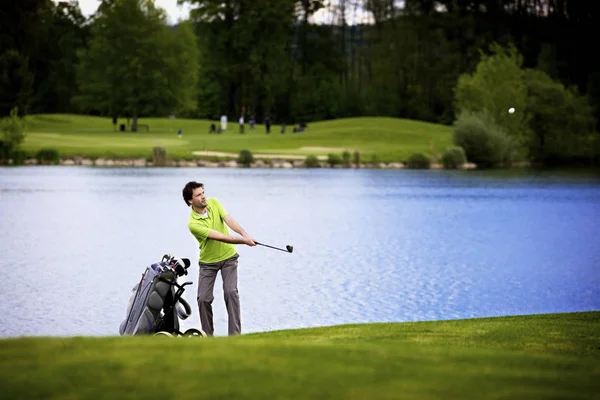 湖でのゴルファーピッチング — ストック写真
