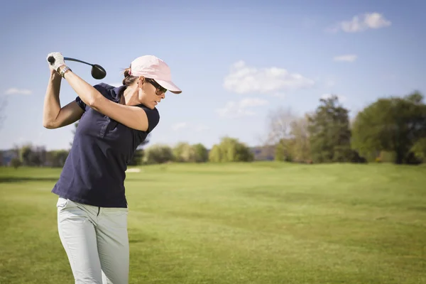 Zbliżenie kobiet golfistów uderzając piłką golfowa. — Zdjęcie stockowe