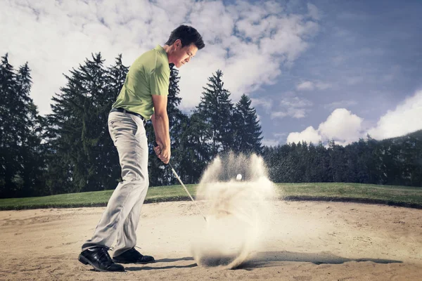 Молодой гольфист в песчаной ловушке . — стоковое фото