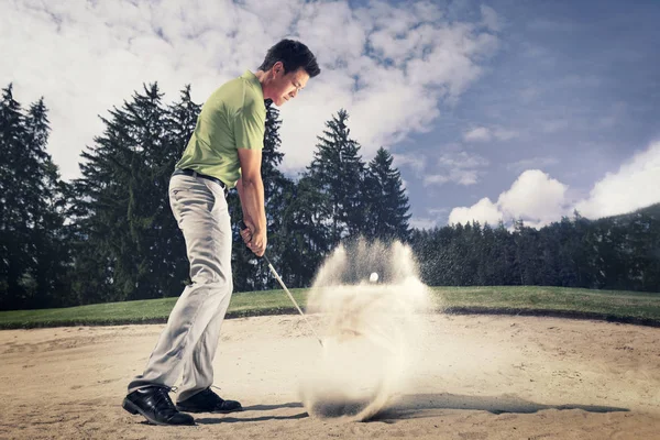 Joven golfista en trampa de arena . — Foto de Stock