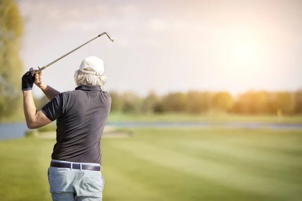 Erkek kıdemli golf oyuncusu yakın çekim. — Stok fotoğraf