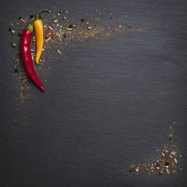 Kayrak taşında biber ve baharatlar.