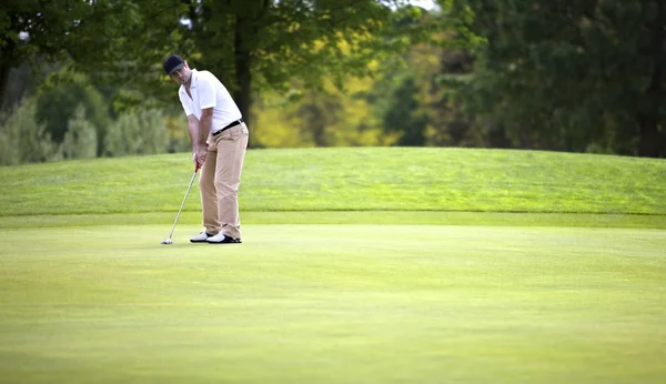 Jogador de golfe colocando em verde — Fotografia de Stock