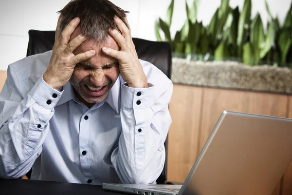 Gerente de negócios irritado na frente do computador de escritório . — Fotografia de Stock