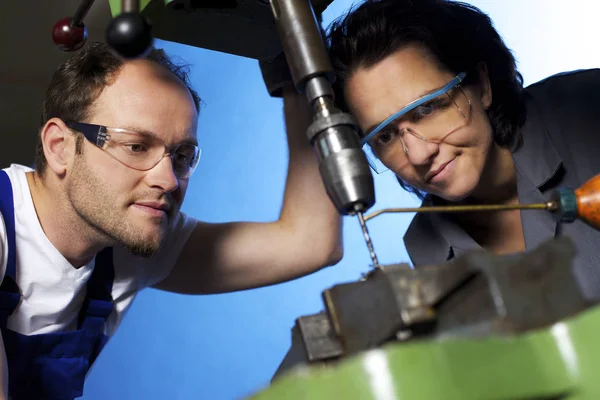 Teknisyenler atölyede sondaj yapıyor.