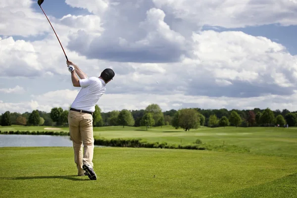 Golfista Teeing Off — Foto Stock