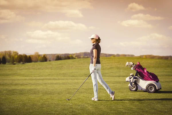 Γυναίκα παίκτης γκολφ με χώρο αντιγραφής. — Φωτογραφία Αρχείου