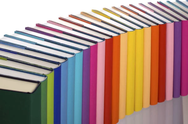 Close-up de arranjo de livros coloridos do arco-íris — Fotografia de Stock