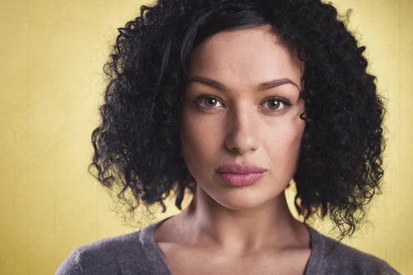 Afro saçlı güzel bir kadın portresi.