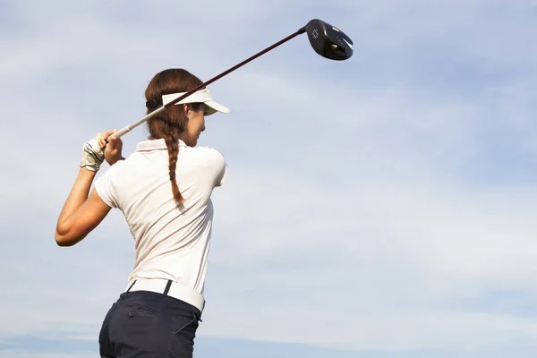 Vrouw Golfspeler Afslagplaats Met Bestuurder Mooie Hemel Achtergrond Uitzicht Van — Stockfoto
