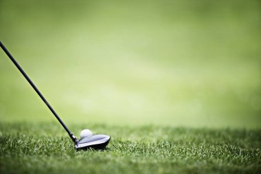 driving range, boşluk bol ve çok sığ derinlik-in tarla, sürücü arkasında Golf topu.
