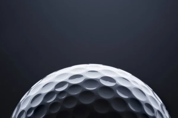 Stilvoller Golfball Auf Leerem Dunkelblauen Hintergrund Nahaufnahme Mit Leerraum Für — Stockfoto