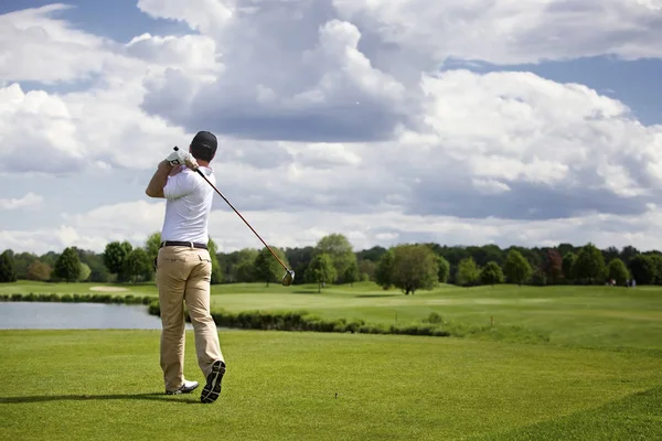 男子ゴルフ プレーヤー ゴルフ ボール ティー ボックス バック グラウンドで素敵な雲の形成からティーオフ — ストック写真