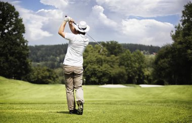 erkek golf oyuncusu kolyesi kapalı golf topu güzel golf sahasında orman ile.