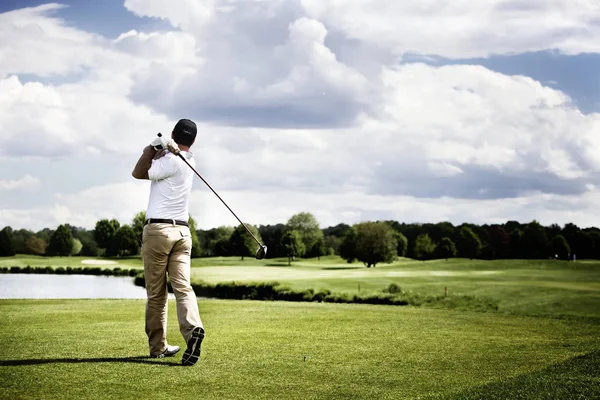 Erkek Golf Oyuncu Golf Topu Tee Kutusunda Arka Plan Harika — Stok fotoğraf