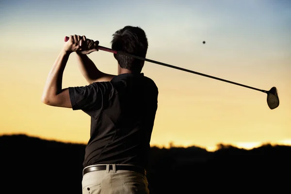 Közelről Szakmai Golfjátékos Fekete Inget Teeing Labdát Szürkületben Kilátás Hátulról — Stock Fotó
