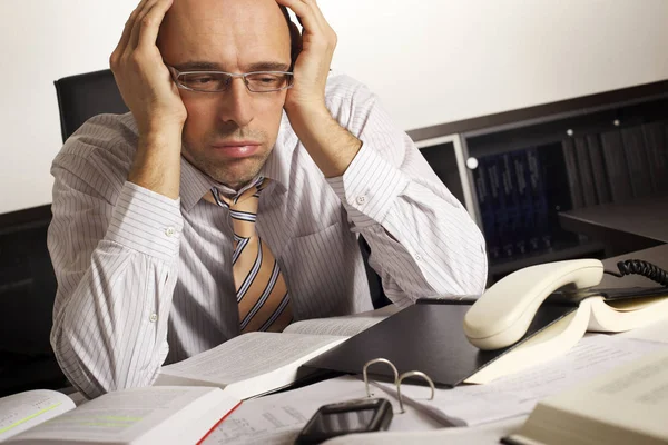 Stresszes Üzletember Ülő Íróasztalon Hivatalban Lét Túlterhelt Val Terhel Ból — Stock Fotó