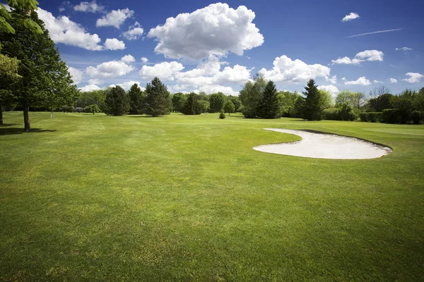 Schöner Golfplatz Mit Bunker Vor Grünem Und Bewölktem Himmel — Stockfoto