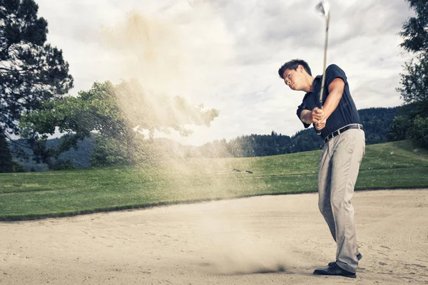 Golfer Blauem Hemd Und Grauer Hose Schlägt Golfball Aus Sandfalle — Stockfoto