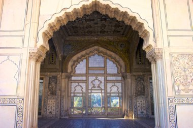 Beyaz mermer örgü pencere