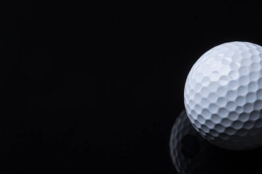 Golf topu metin için alan ile karanlık arka plan üzerinde izole.