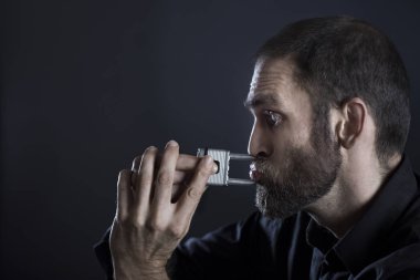 Adam asma kilidi dudaklarından sökmeye çalışıyor..