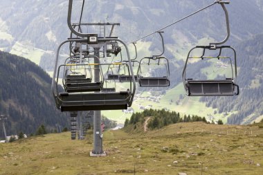 Avusturya Alpleri'nde boş telesiyej.