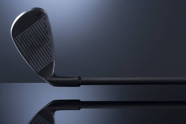 Golf kulübü koyu mavi yansıtıcı arka plan izole.